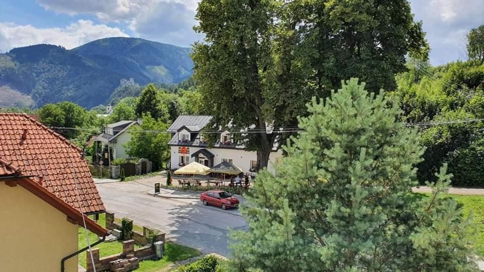 Pizzeria Alzbetka Hotel Strecno ภายนอก รูปภาพ