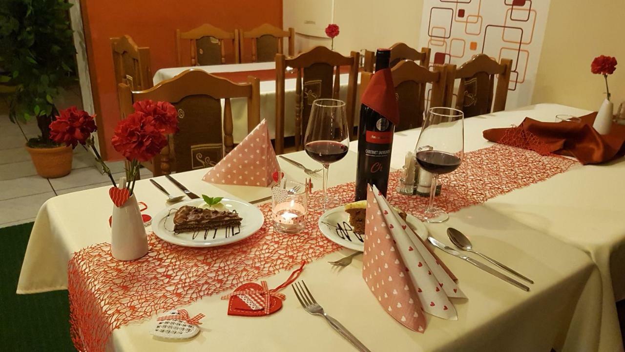 Pizzeria Alzbetka Hotel Strecno ภายนอก รูปภาพ