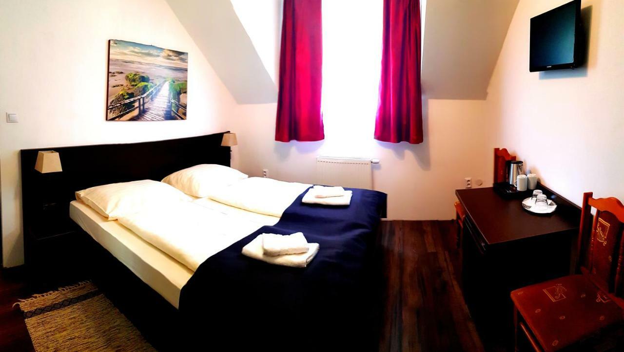 Pizzeria Alzbetka Hotel Strecno ภายนอก รูปภาพ