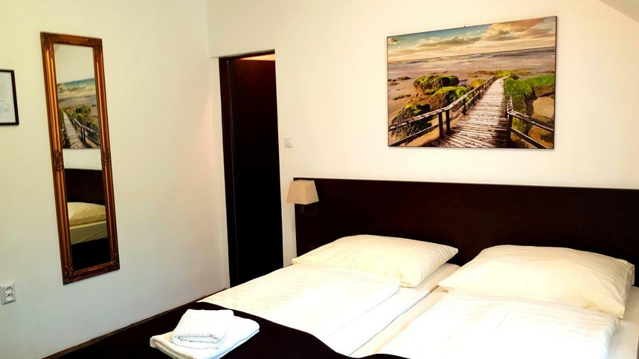 Pizzeria Alzbetka Hotel Strecno ภายนอก รูปภาพ