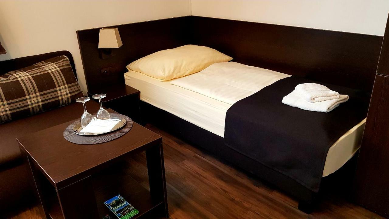 Pizzeria Alzbetka Hotel Strecno ภายนอก รูปภาพ