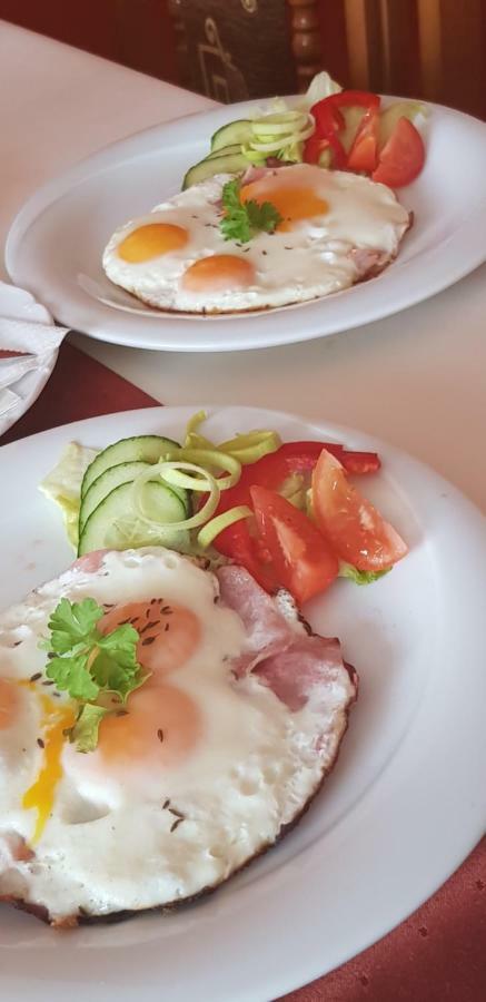 Pizzeria Alzbetka Hotel Strecno ภายนอก รูปภาพ