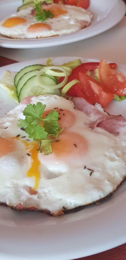 Pizzeria Alzbetka Hotel Strecno ภายนอก รูปภาพ