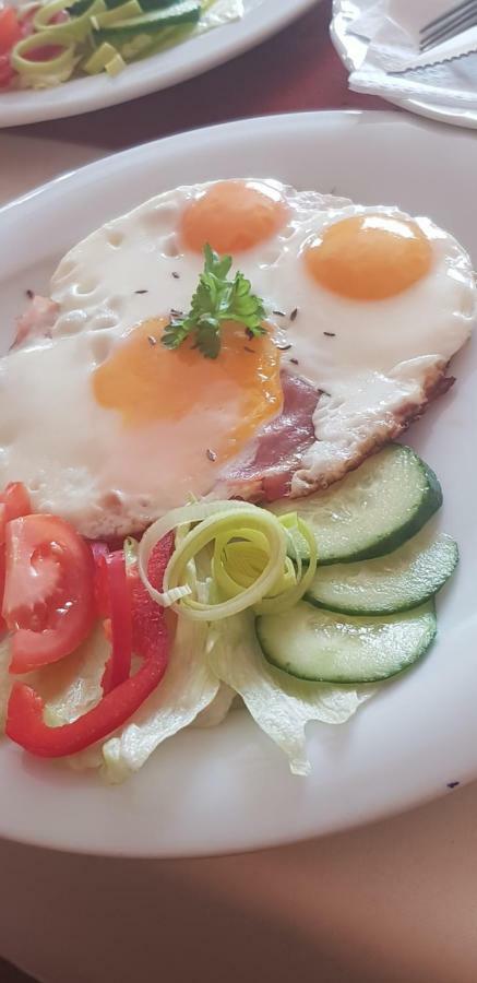 Pizzeria Alzbetka Hotel Strecno ภายนอก รูปภาพ