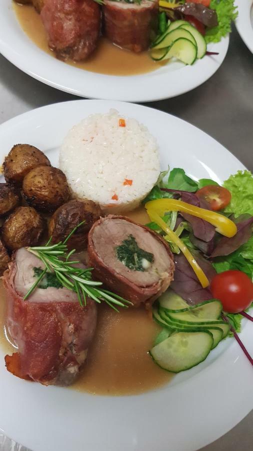 Pizzeria Alzbetka Hotel Strecno ภายนอก รูปภาพ