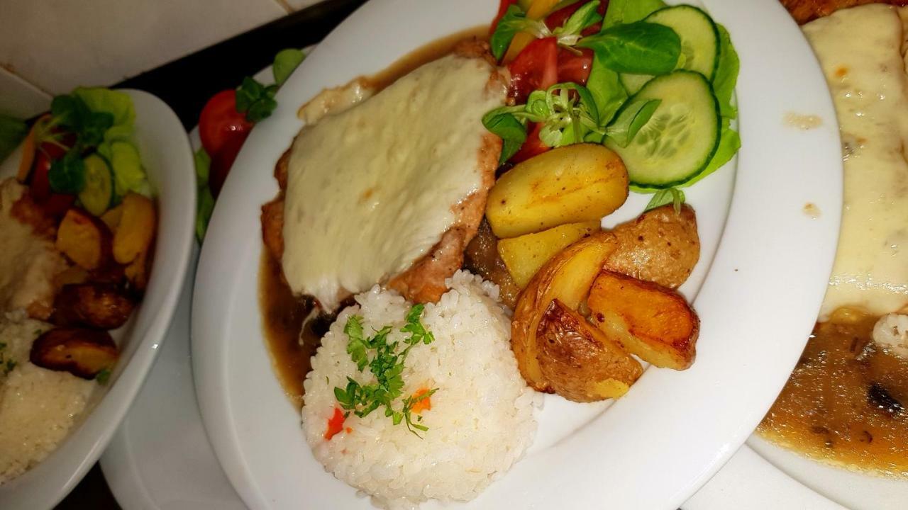 Pizzeria Alzbetka Hotel Strecno ภายนอก รูปภาพ