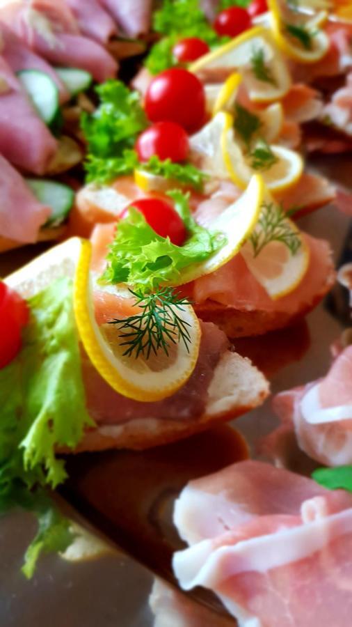 Pizzeria Alzbetka Hotel Strecno ภายนอก รูปภาพ